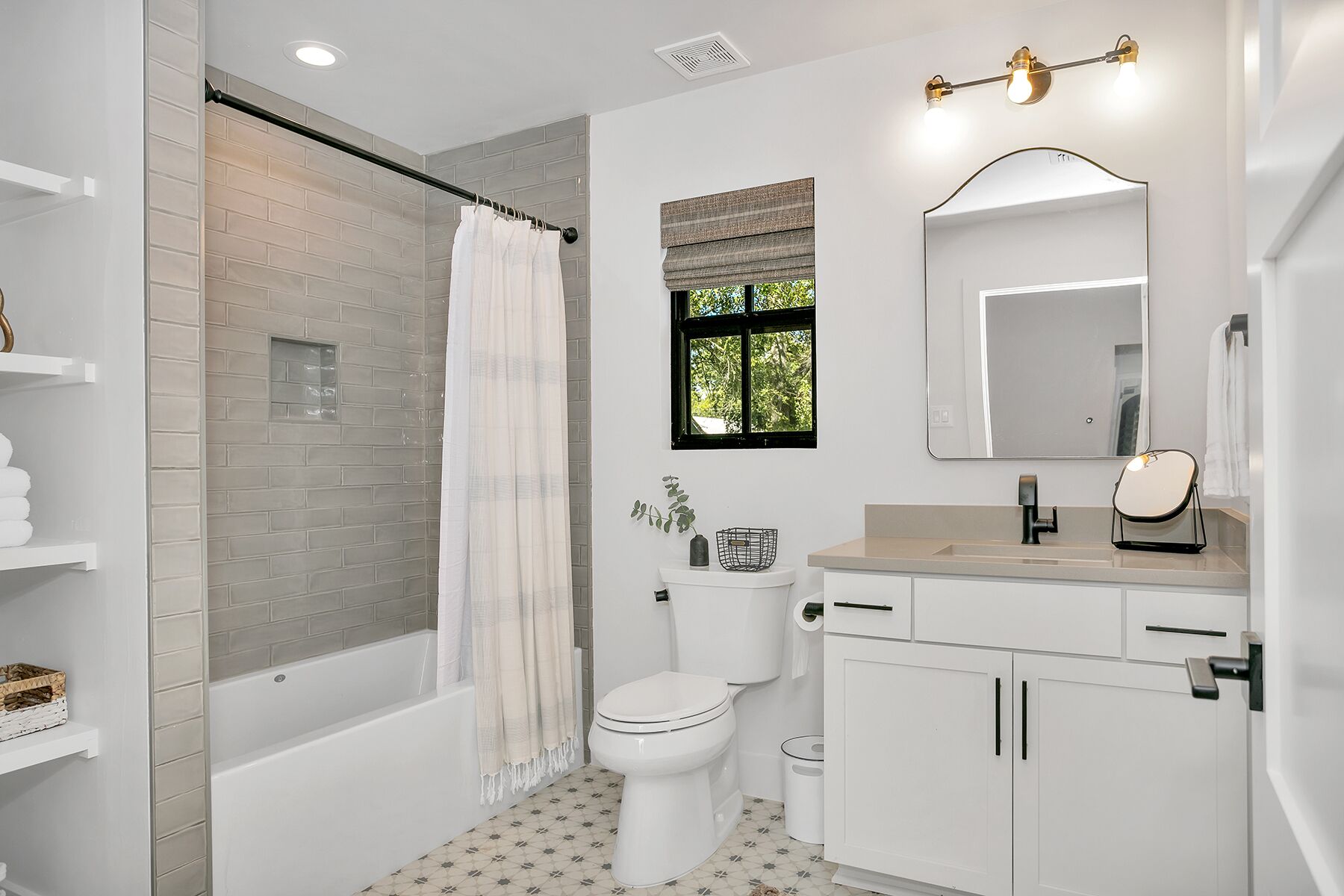 Une salle de bain moderne avec une baignoire, des toilettes et un meuble-lavabo.