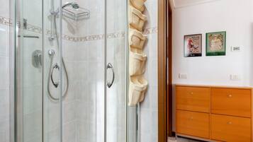 Dusche, Haartrockner, Bidet