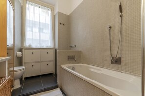 Badewanne, Haartrockner, Bidet