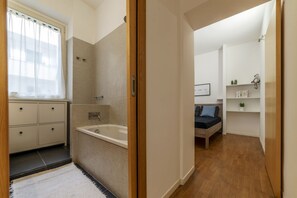 Tina, secadora de cabello, bidet 