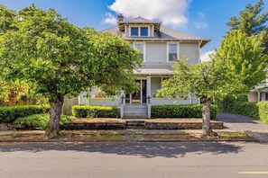 Exterior - Vino e Vita Historic Pet-Friendly Home-EV Charger (McMinnville)