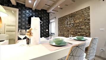 Apartamento City | Zona de estar | Smart TV de 42 pulgadas con canales digitales, una televisión