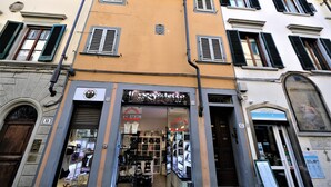 A building with a shop on the ground floor, featuring a sign for 'KAMENDA' and another for 'INCISION'. - Wine Apartments Florence Grechetto (Florence)