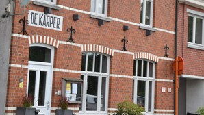 A red brick building with a sign reading "DE KAPPER". - Guesthouse with jacuzzi in picturesque Leiedorp (Zulte)