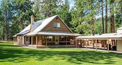 Dog-Friendly Escape | Hot Tub + Huge Fenced Yard