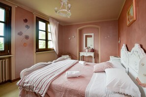 4 bedrooms, desk, iron/ironing board, free WiFi