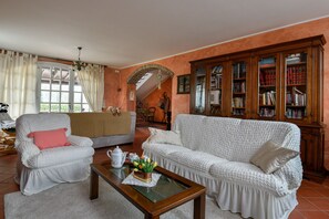 Smart TV, videojuegos, futbolito, libros