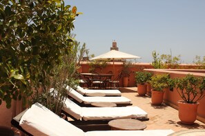 تناول الطعام بالخارج