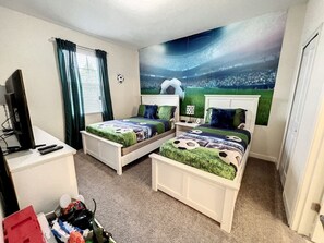 8 Schlafzimmer, Schreibtisch, Bügeleisen/Bügelbrett, Reisekinderbett