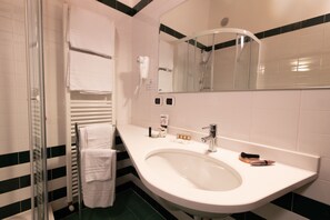 Haartrockner, Bidet, Handtücher, Seife