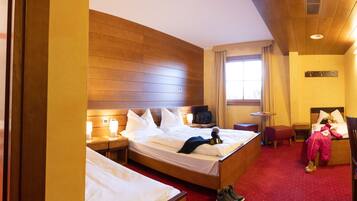 Camera quadrupla | 1 camera, copriletto in piuma, una scrivania, culla da viaggio