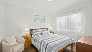 2 habitaciones, tabla de planchar con plancha y ropa de cama