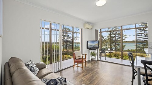 Welcome to Sea Lido Urunga – With spectacular views of the estuary and park