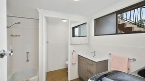 Combined shower/tub, hair dryer, towels - Welcome to Sea Lido Urunga – With spectacular views of the estuary and park (Urunga)