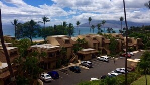 Un resort con varias edificaciones, estacionamiento y vista al océano.