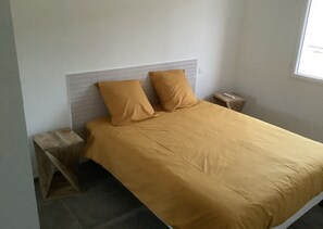 3 habitaciones, tabla de planchar con plancha, wifi y ropa de cama 