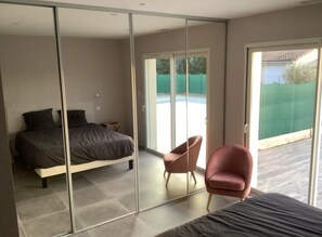 3 chambres, fer et planche à repasser, Wi-Fi, draps fournis