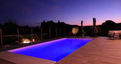 Villa de plain pied tout confort, 6 personnes, avec piscine chauffée
