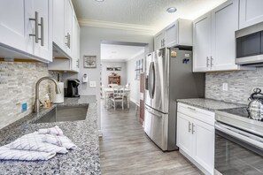 Fridge, microwave, oven, stovetop - Sea Shell 14 - Amazing remodeled townhouse with lots of amenities! (Indian Shores)