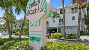 Ein Gebäude mit einem Schild, auf dem '19823 Seashell' steht.