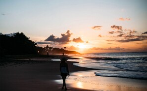 Perto da praia, espreguiçadeiras 