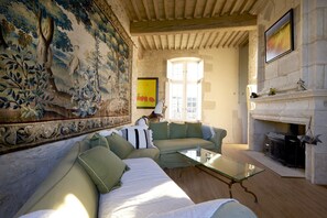 Tv, eldstad, dvd-spelare och ett bordtennisbord