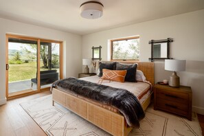 3 間睡房、書桌、熨斗/熨衫板、可攜式嬰兒床