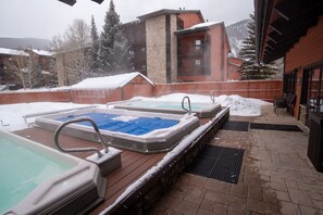 Outdoor spa tub - Mountainside Powderview Condo: Nice Frisco Retreat (Frisco)