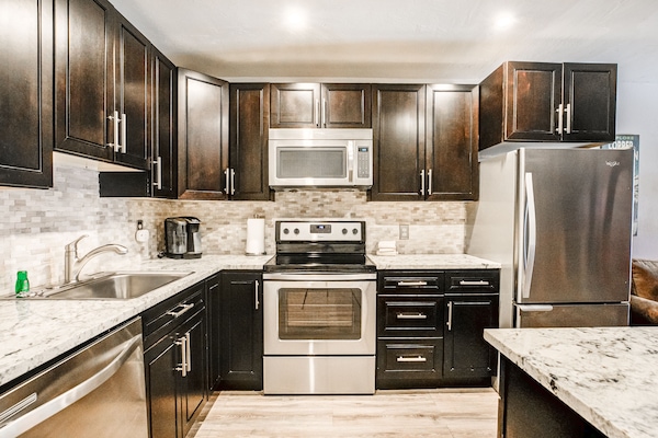 Fridge, stovetop, dishwasher