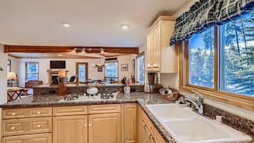 Réfrigérateur, micro-ondes, plaque de cuisson, lave-vaisselle