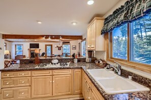 Fridge, microwave, stovetop, dishwasher - Sunbeam Retreat: Large Mountain Home Near Downtown (Breckenridge)