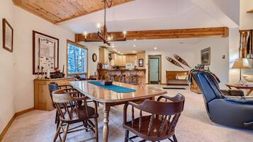 Een koelkast, een microgolfoven, een kookplaat, een vaatwasser