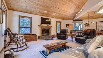 Televisie en een open haard