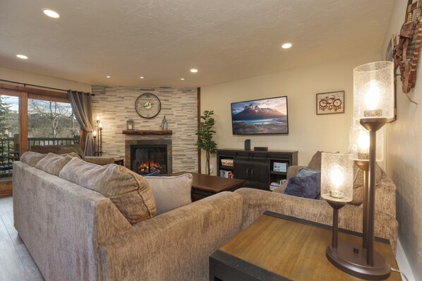 Una televisión, una chimenea