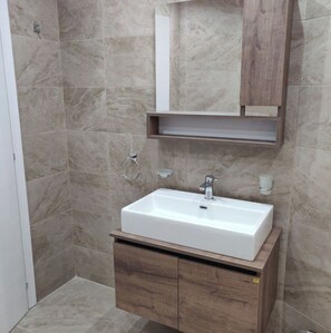 Ensemble douche/baignoire, sĂšche-cheveux, bidet, serviettes fournies