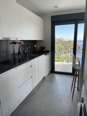 Kühlschrank, Mikrowelle, Ofen, Herdplatte