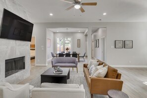 Téléviseur, foyer, Netflix, services de diffusion en continu