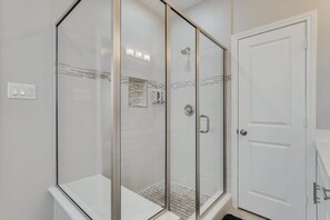 Baignoire, sĂšche-cheveux, serviettes fournies, shampoing