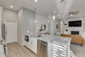 Réfrigérateur, four à micro-ondes, un four, surface de cuisson