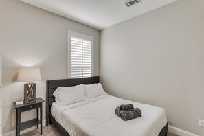 5 bedrooms, iron/ironing board, WiFi, bed sheets