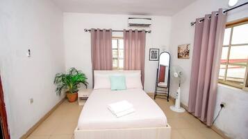 2 عدّة غرف نوم ومكتب ومكواة/لوح كي وواي فاي مجانًا