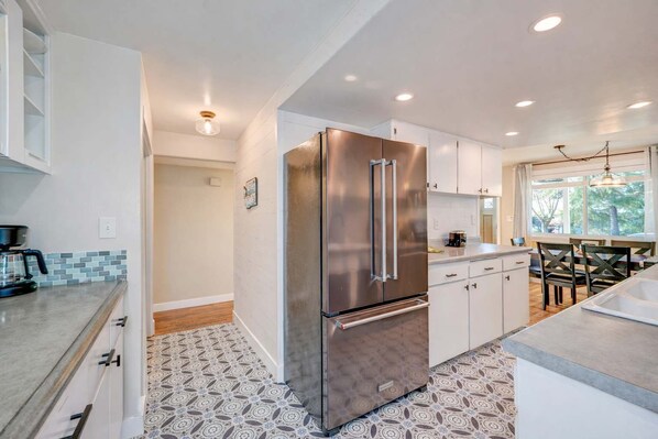 Fridge, microwave, oven, stovetop - Renton Oasis-Relaxing 3BR Home with Great Outdoor (Renton)
