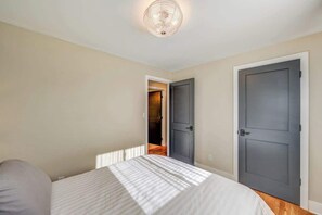 3 chambres, fer et planche à repasser, Wi-Fi, draps fournis