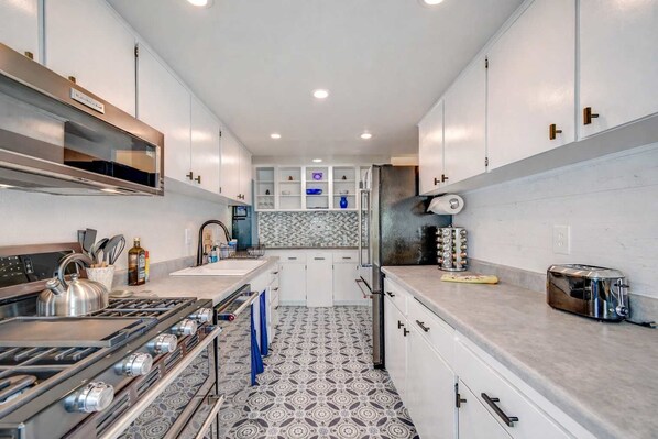 Fridge, microwave, oven, stovetop - Renton Oasis-Relaxing 3BR Home with Great Outdoor (Renton)