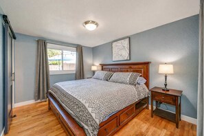 3 bedrooms, desk, iron/ironing board, WiFi - Renton Oasis-Relaxing 3BR Home with Great Outdoor (Renton)