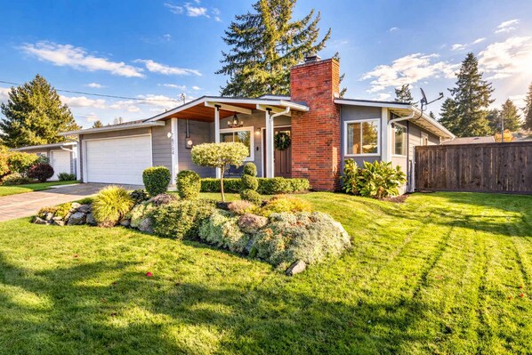 Exterior - Renton Oasis-Relaxing 3BR Home with Great Outdoor (Renton)