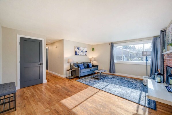TV, offices - Renton Oasis-Relaxing 3BR Home with Great Outdoor (Renton)