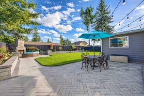 Outdoor dining - Renton Oasis-Relaxing 3BR Home with Great Outdoor (Renton)