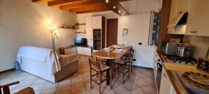 ثلاجة، ميكروويف، موقد طهي مسطح، ماكينة لصنع القهوة/الشاي