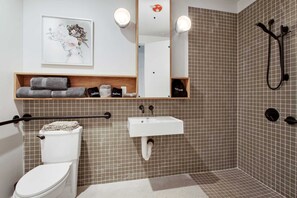 Een douche, een haardroger, handdoeken